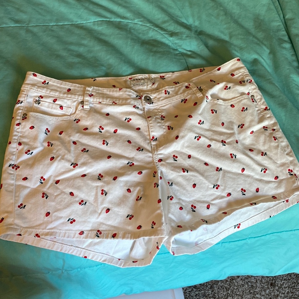 Torrid Classic Skinny Short - Vintage Stretch Cherry Berry Print - Size 20